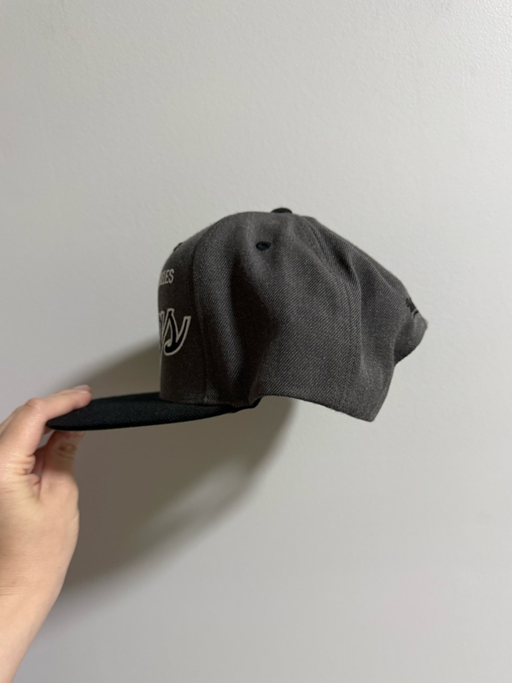 Mitchell & Ness LA Kings Snapback Hat - Picture 7 of 11